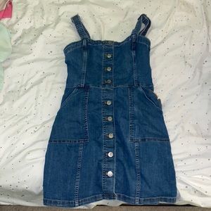 flexible & fitting overall denim dress!
